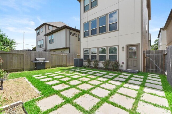 Building Photo - 2033 Paul Quinn St