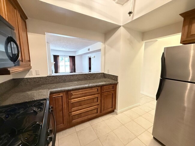 Building Photo - One Bedroom Condo in Montrose/Glendale