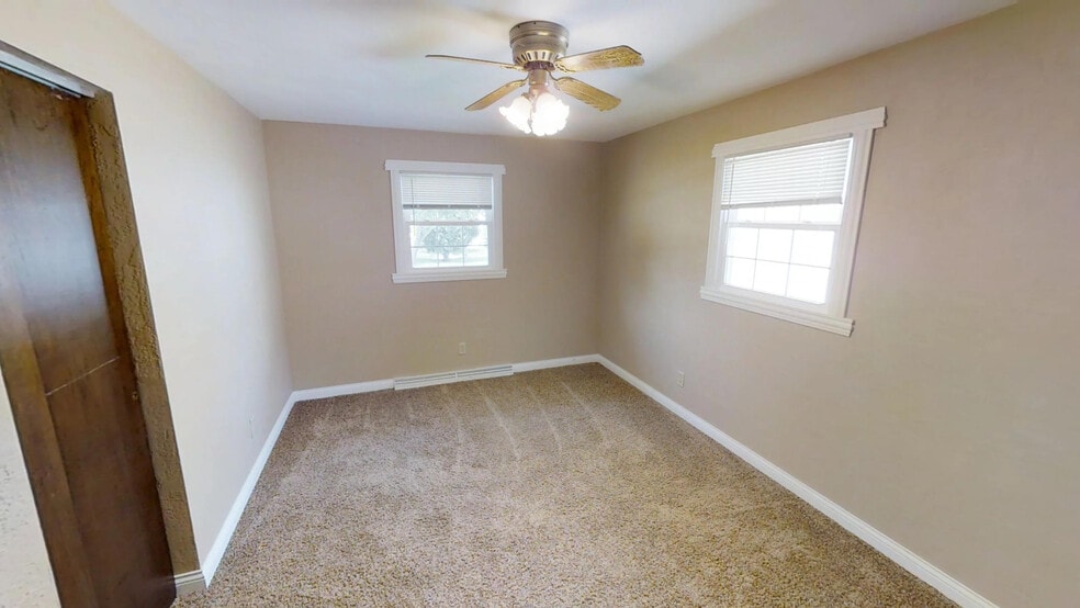 Building Photo - 325 S Matthias St