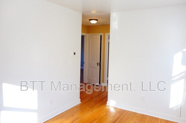 Building Photo - 907 Hudson Ave