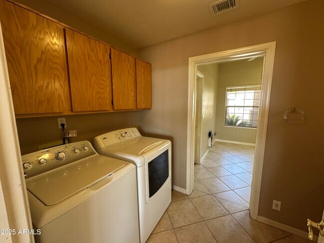 Building Photo - 2053 E Clubhouse Dr