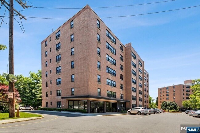 Building Photo - 2352 Linwood Ave