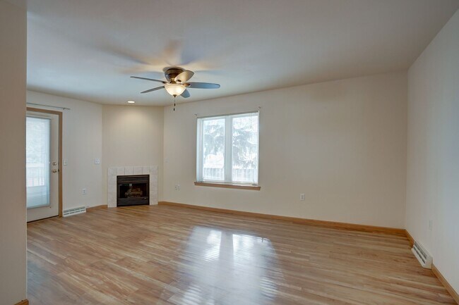 Building Photo - 6101-6103