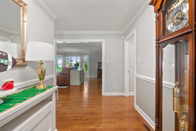 Building Photo - 4241 Rivercliff Crescent W