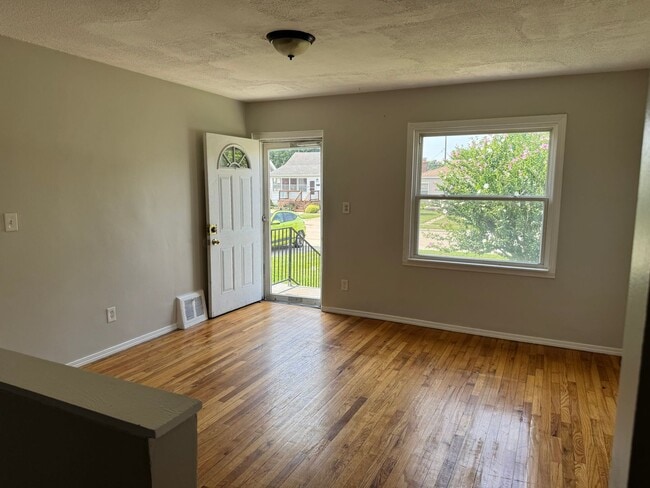 Building Photo - Gorgeous 3 bed 2 bath Eastpointe bungalow ...