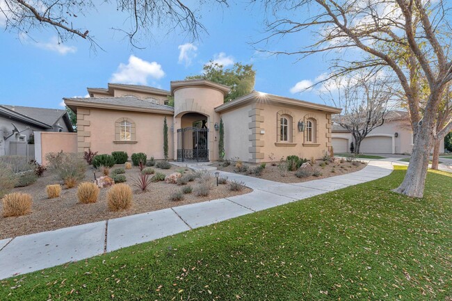 Building Photo - Queensridge Beauty - 5 bedroom on a 1/4+ acre lot