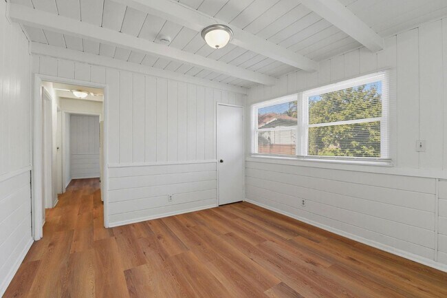 Building Photo - 18601 Keswick St