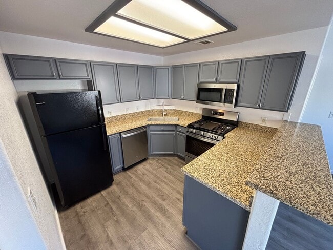 Building Photo - Modern 2bed/1.5bath  Condo nestled in a great area!