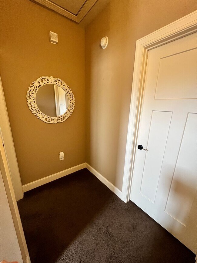 Building Photo - Parkview Condo- Unit H