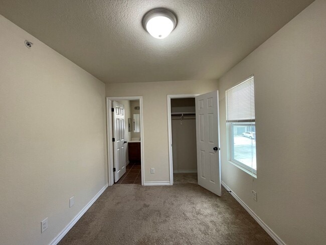 Building Photo - Townhome for rent