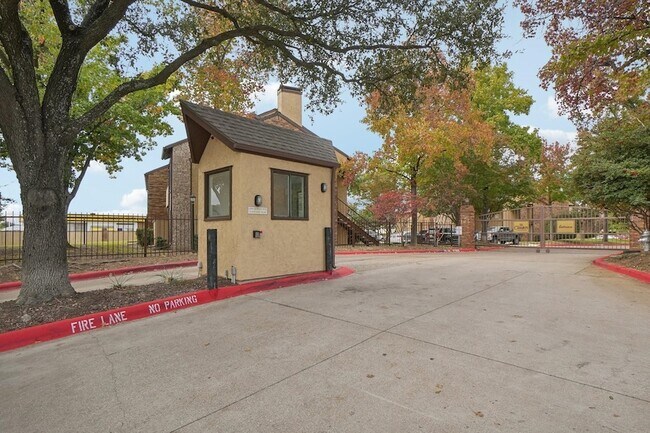 Building Photo - 1301 Memory Ln