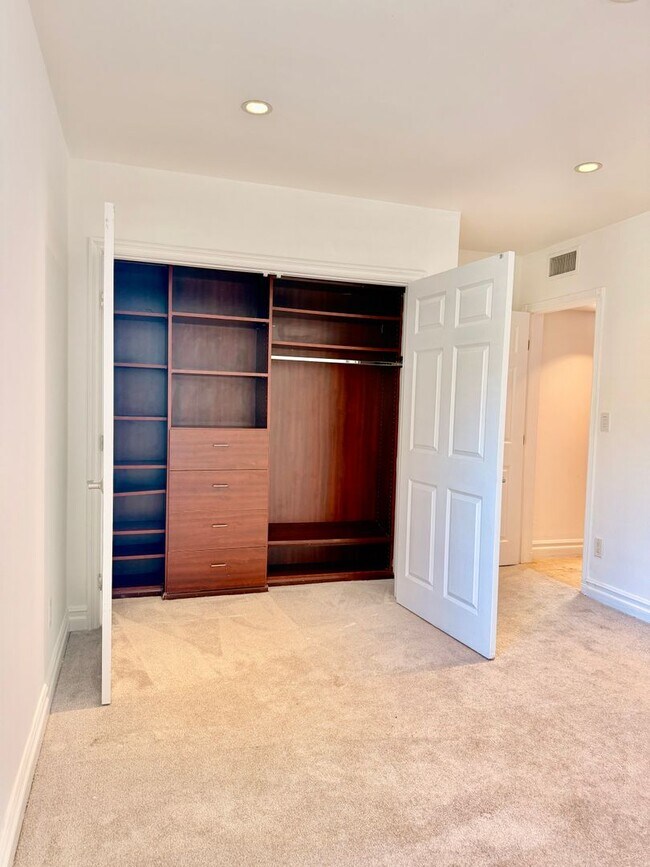 Building Photo - Gorgeous Tarzana Home