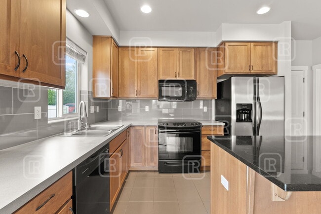 Building Photo - 1840 N Willamette Rd