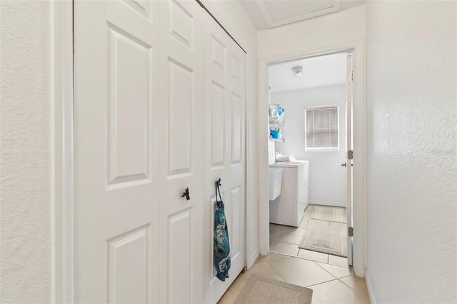 Building Photo - 1728 Kadashow Ave