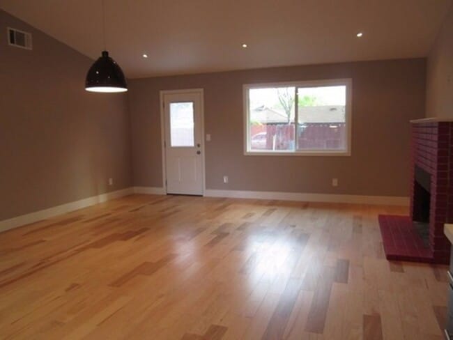 Building Photo - 4 bedroom 2 bath house in Holbrook Heights- Concord