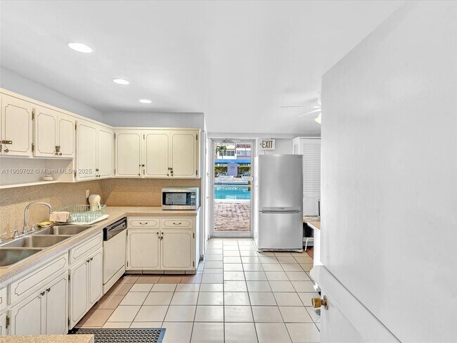 Building Photo - 215 SE 3rd Ave