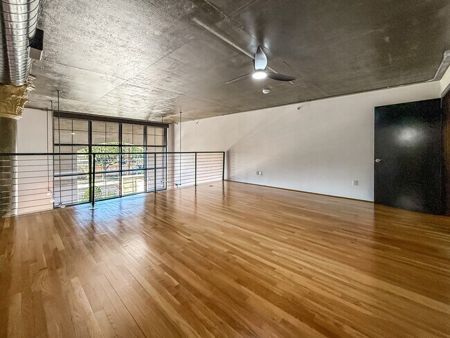 Building Photo - 1005 S Shepherd Dr