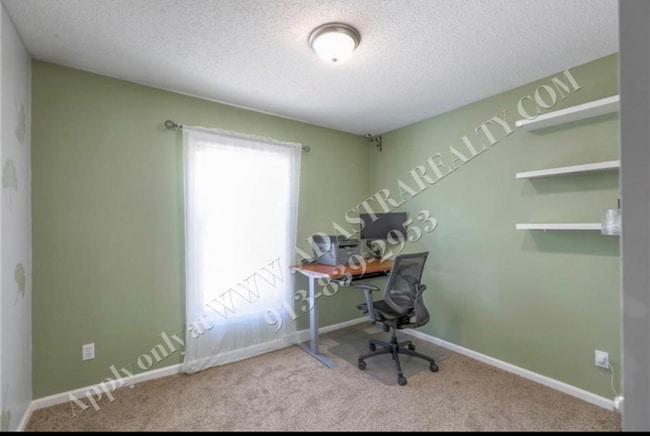 Building Photo - Beautiful 3 Bed 2.5 Bath Raised Ranch in L...