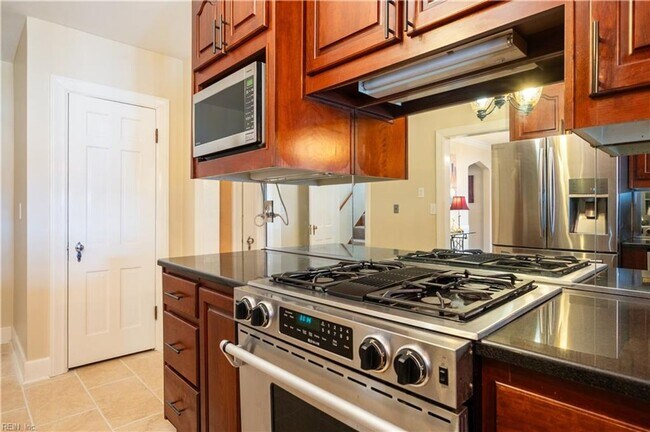 Building Photo - Beautiful Cape Cod in Larchmont