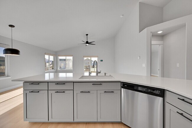 Building Photo - $2,650.00, 5-bed, 3-bed ranch-style home located in Colorado Springs with a large back yard.