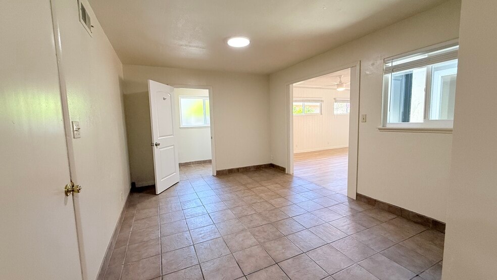 Building Photo - 550 Highland Dr
