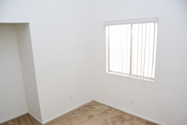 Building Photo - BEAUTIFUL NORTHWEST PROPERTY NEAR DINING A...