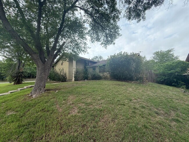 Building Photo - Large lot With Mature Trees and a Spacious...