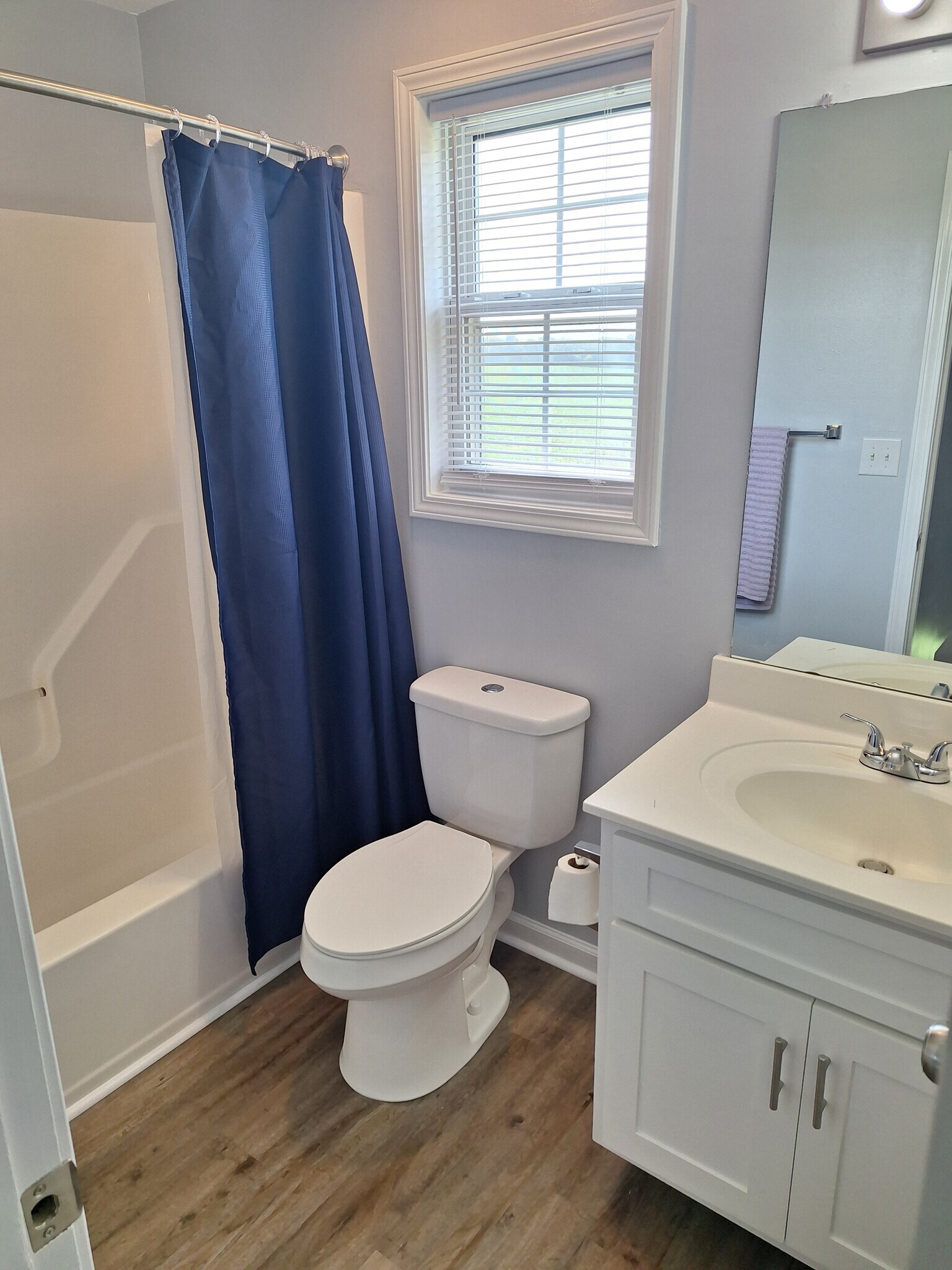 Second story full bathroom - 695 Artic Ave