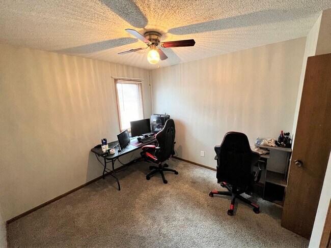 Building Photo - 3 Bedroom 2 Bath - Right Outside Fort Riley!