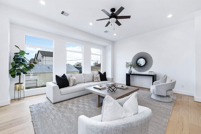 Building Photo - 3805 Coyle St