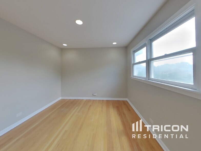 Building Photo - 2206 W Lawrence Ln