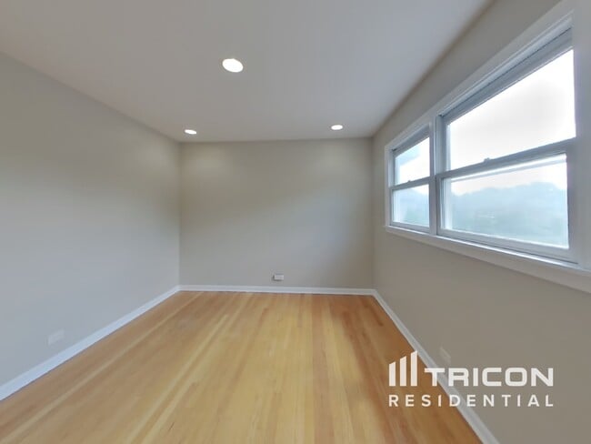 Building Photo - 2206 W Lawrence Ln