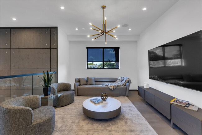 Building Photo - 727 NE 17th Way