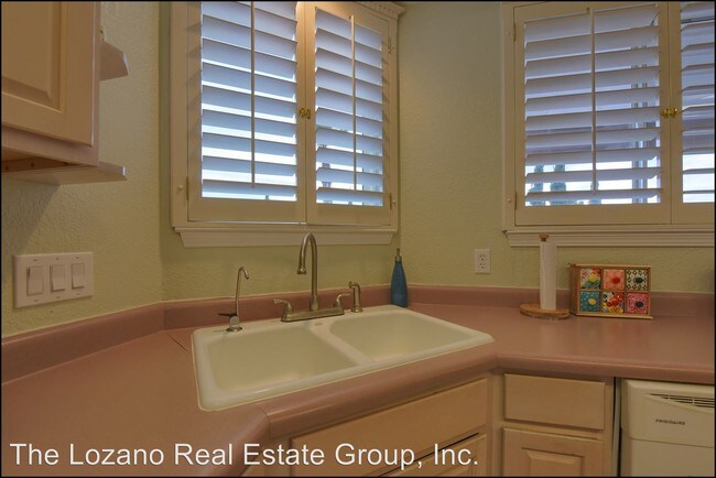 Building Photo - 5 br, 3 bath House - 909 Via Descanso Drive
