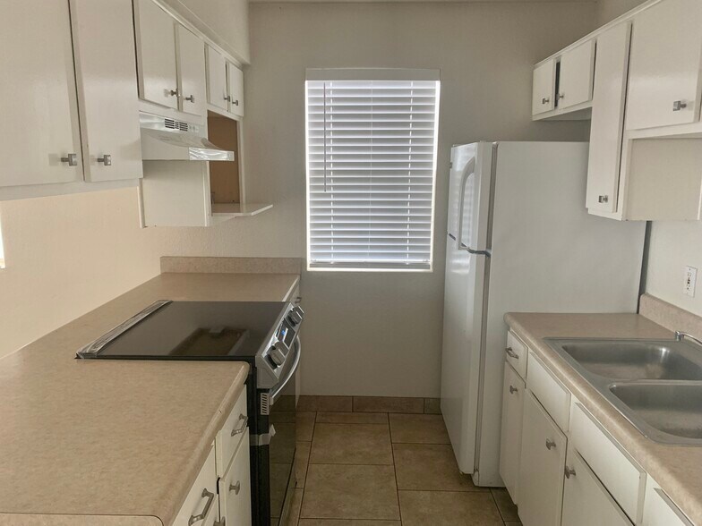 Building Photo - 444 W Ivyglen St