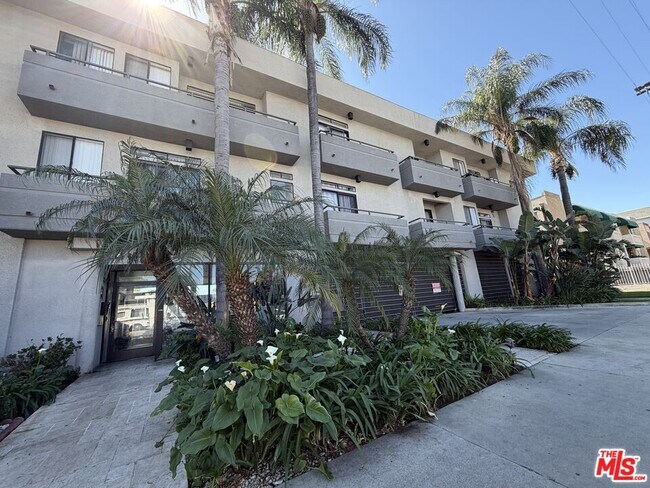 Building Photo - 18630 Burbank Blvd