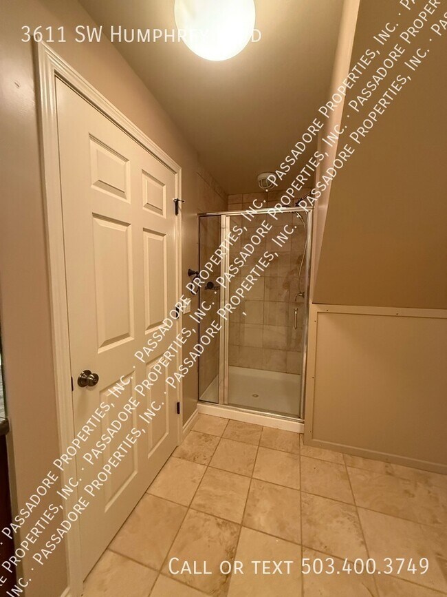 Building Photo - 3611 SW Humphrey Blvd