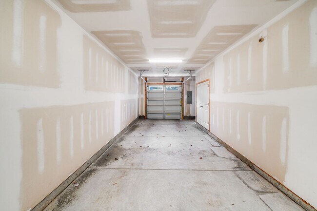 Building Photo - 2BR Townhome w/ 2 En-Suite Baths + Garage in 28208