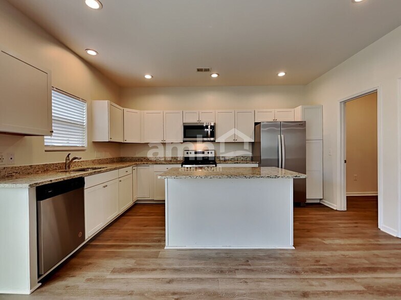 Building Photo - 136 Weeping Cypress Dr