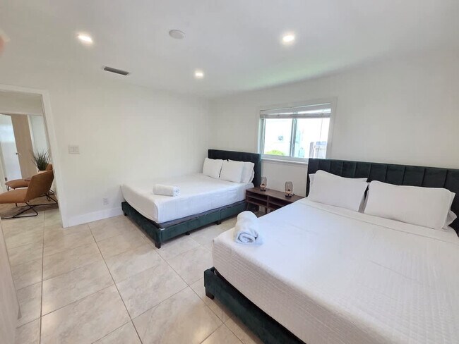 Building Photo - 806 NE 4th St