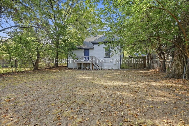 Building Photo - 605 E Woodard St