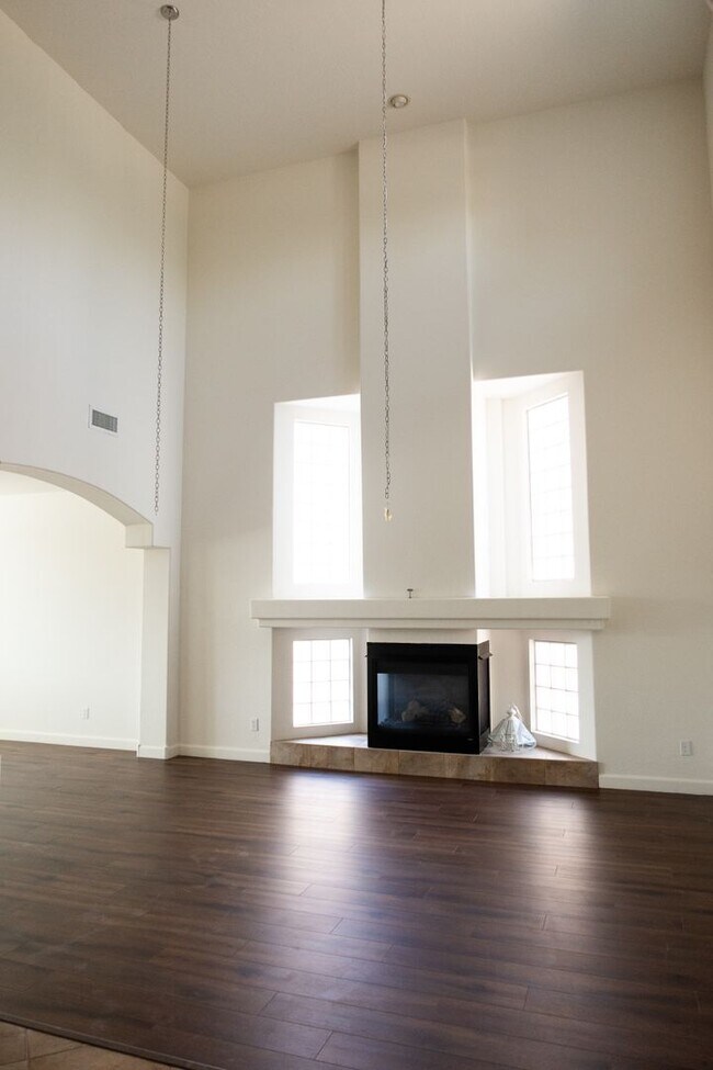 Building Photo - 4 Bed + Office | 3 Bath | 3-Car Garage | E...