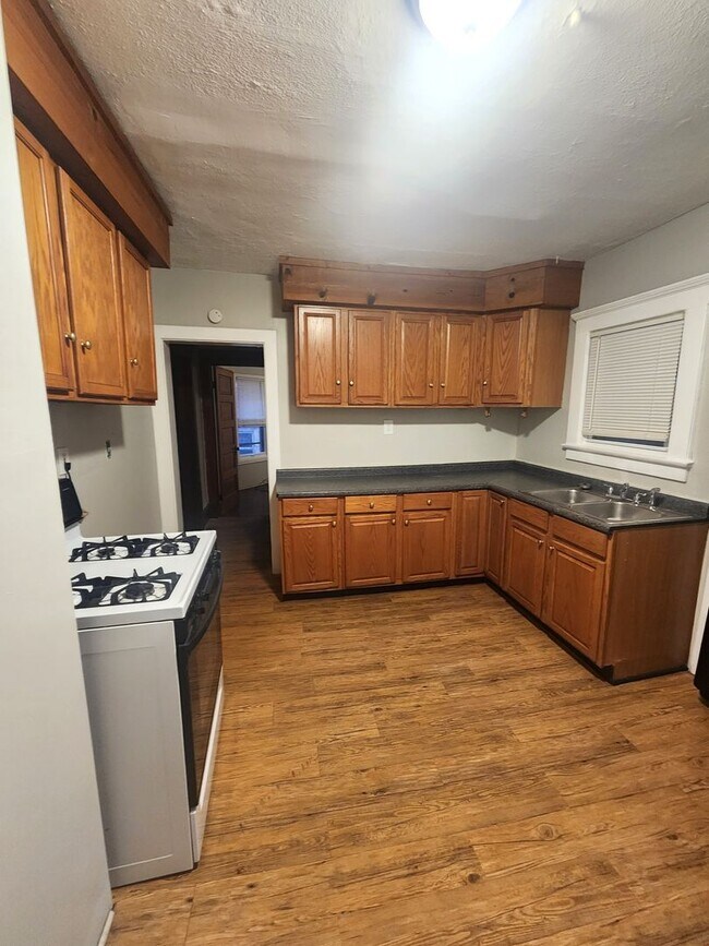 Building Photo - Zomorodi W111