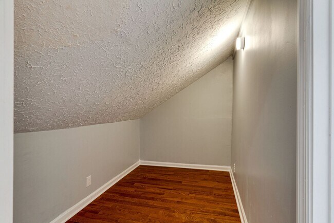 Building Photo - Spacious 4 Bed/ 3.5 Bath Home in Madison w Detached Office and Full Bath, 2 Car Garage, 1/2 acres...