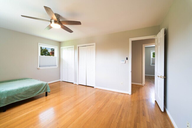 Building Photo - Spacious Split-Level with In-Law Suite & B...