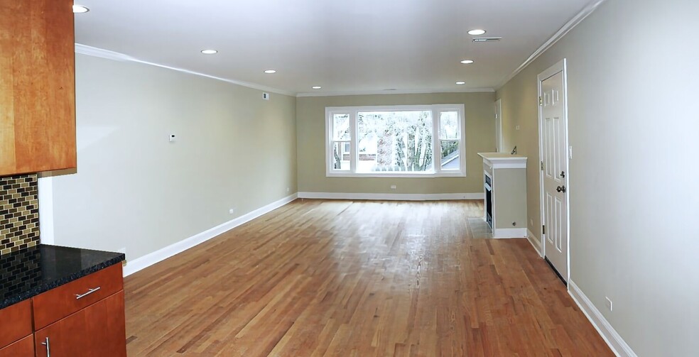 Building Photo - 6821 N Wolcott Ave