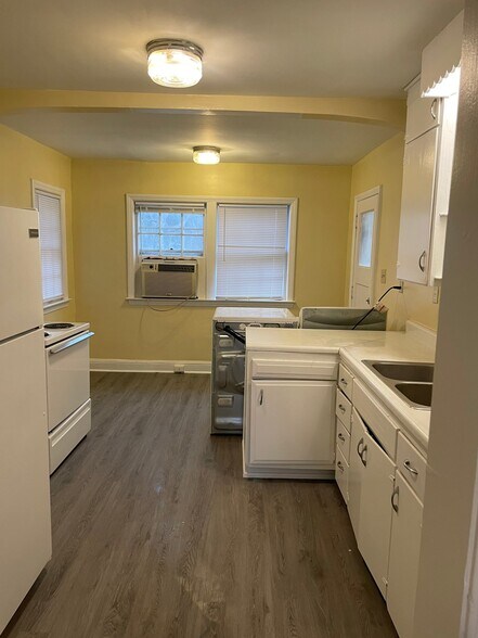 Building Photo - 1037 6th St W