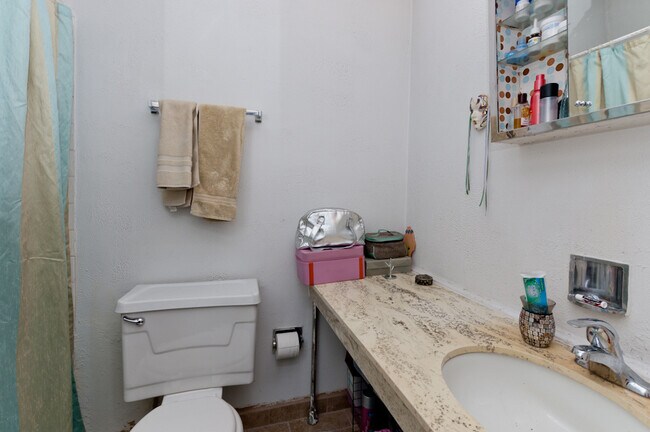 Building Photo - 2632 N Mildred Ave