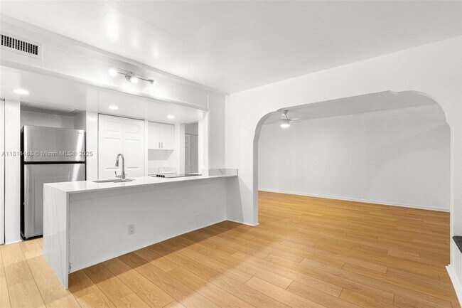 Building Photo - 15007 Coconut Ct