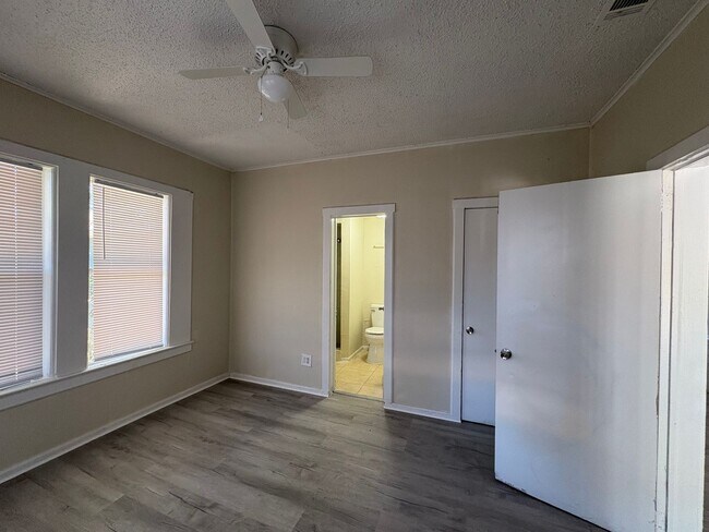 Building Photo - Single family home 5bed/3bath $1800/month ready now!